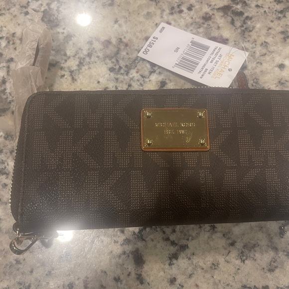 Designer wallet - Picture 1 of 3